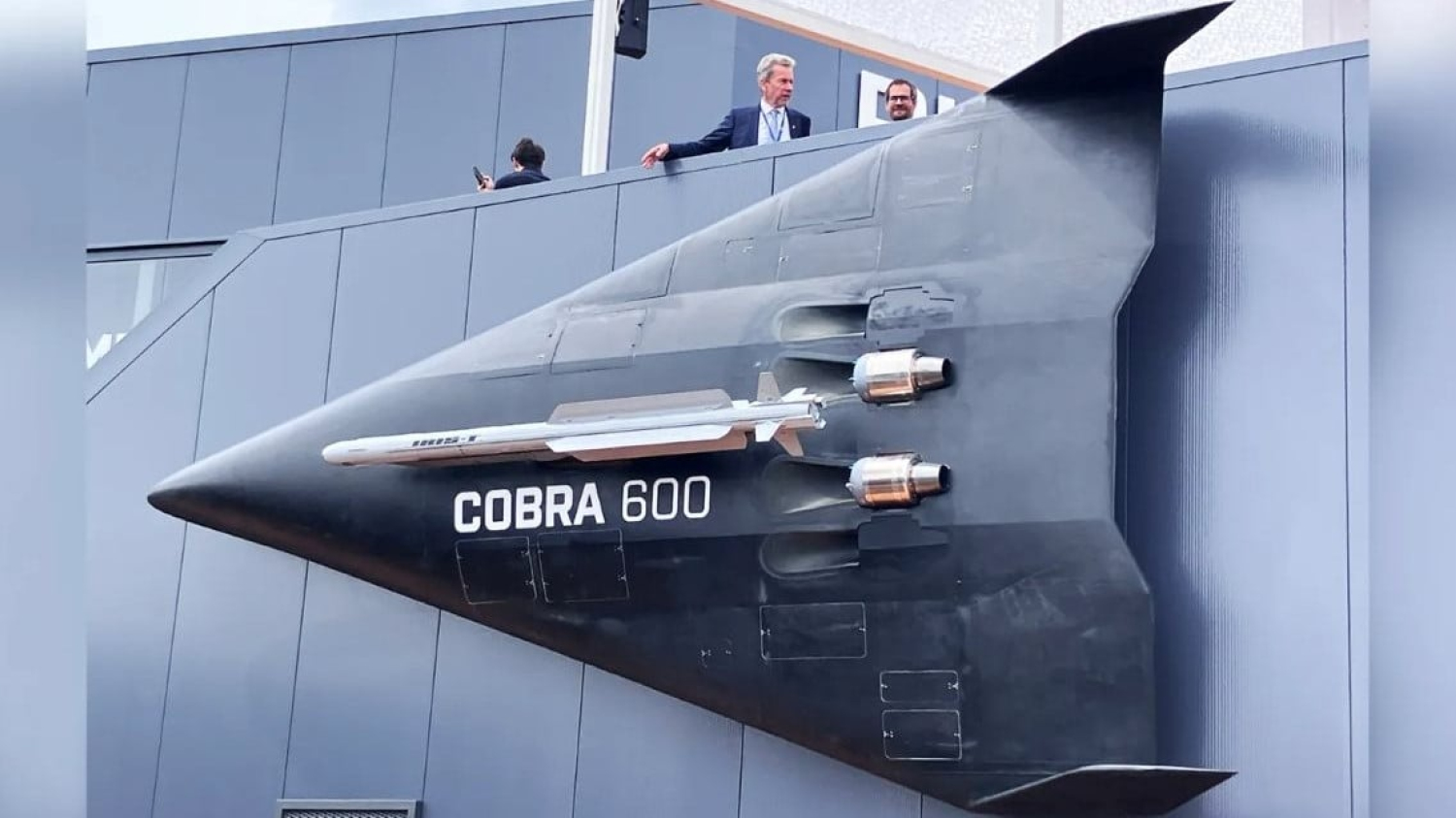 Le drone Cobra 600, transportant le missile IRIS-T « taxi », redéfinit la défense aérienne européenne.