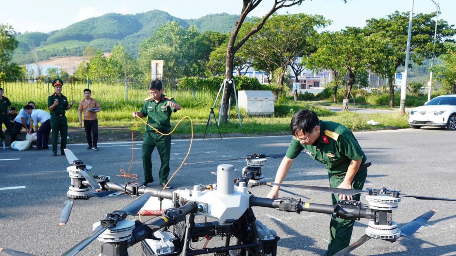 Le commandement militaire de la ville de Da Nang teste des drones cargo pour les interventions en cas de catastrophe.