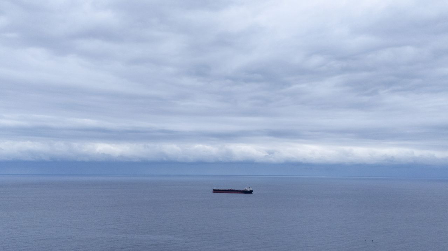 Deux navires commerciaux frappés par des drones au large de la Bulgarie, un équipage porté disparu
