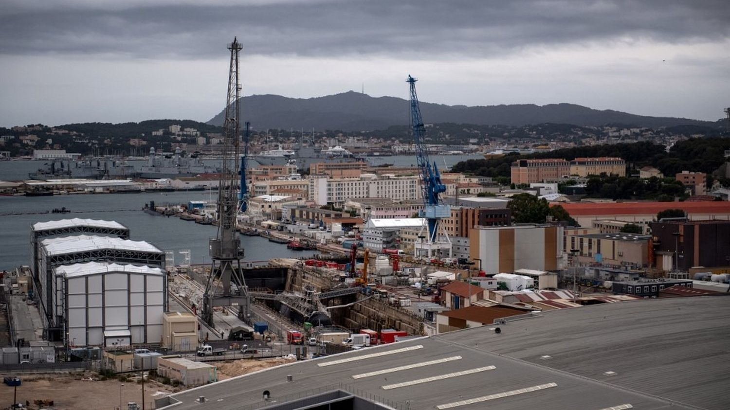 INFO RADIO FRANCE. Plusieurs sites militaires sensibles, dont la base navale de Toulon, ont été survolés par des drones non autorisés