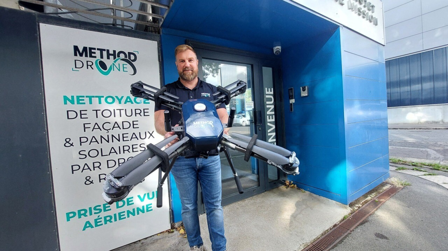 En France, cette société brestoise nettoie toitures, façades et panneaux solaires avec ses drones et robots