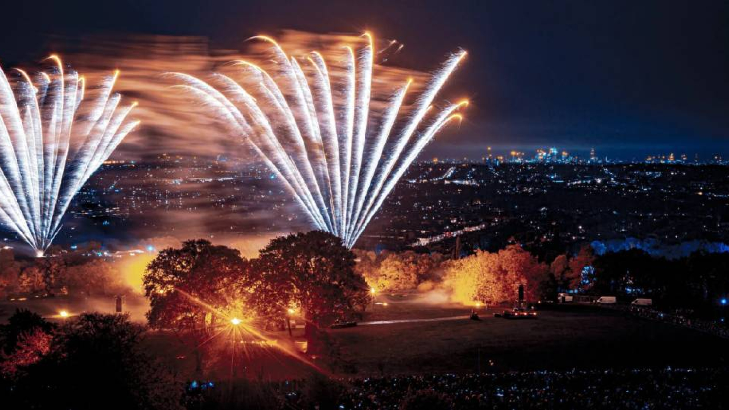 Pour la première fois, l’Alexandra Palace de Londres accueille un festival de feux d’artifice et de drones sur deux jours : des centaines de drones, un feu de joie et un festival de la bière allemande