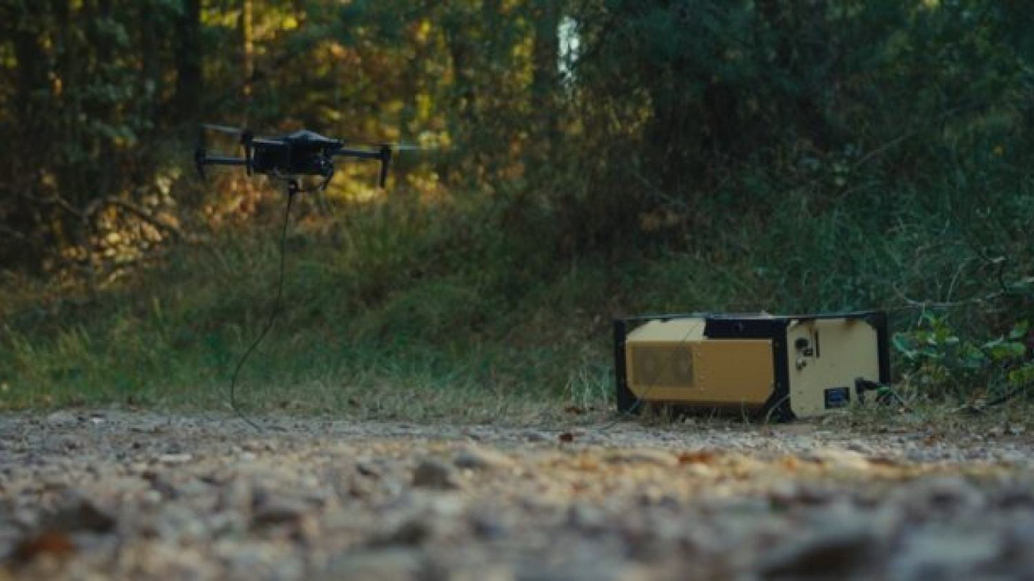Elistair adapte ses stations filaires au micro-drone Parrot ANAFI UKR.