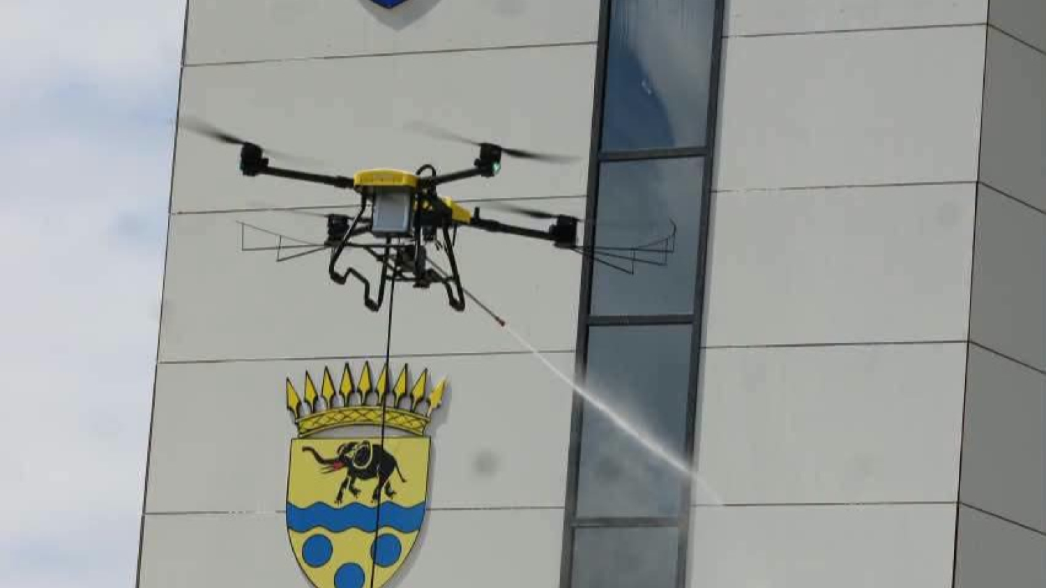 Gabon: Fini les échafaudages, place aux drones pour laver les immeubles -