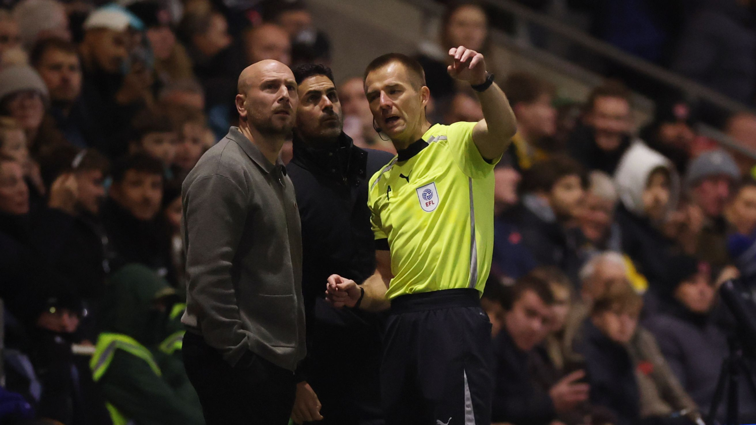 Un OVNI ? Un match de la Carabao Cup interrompu après qu’un drone a été aperçu au-dessus du stade, la police intervient