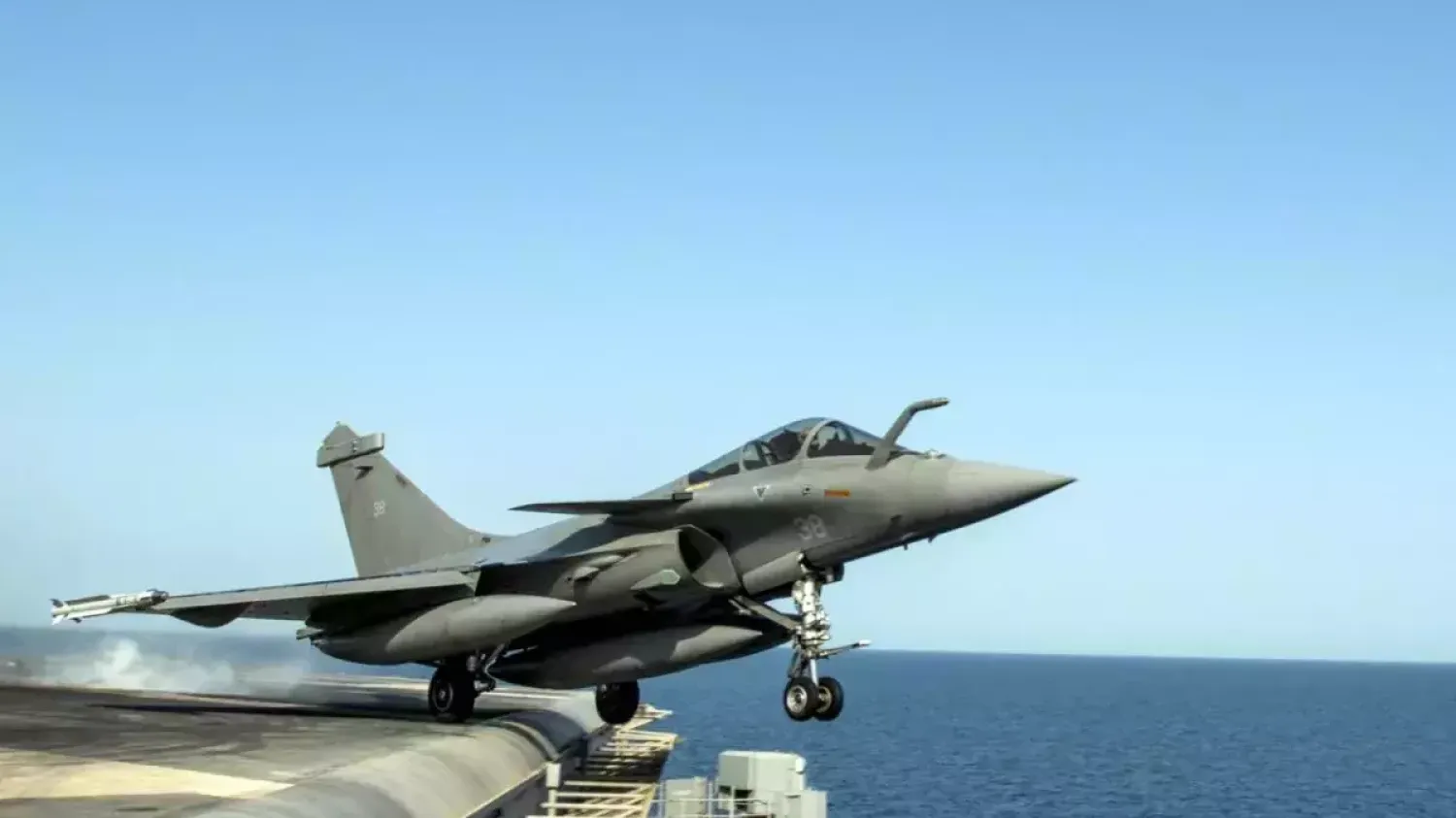 Le porte-avions Charles de Gaulle expérimente une nouvelle arme laser contre les drones
