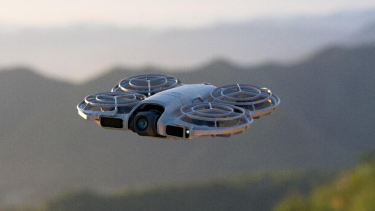 Pilotable depuis le creux de la main, le drone DJI Neo 2 passe sous...