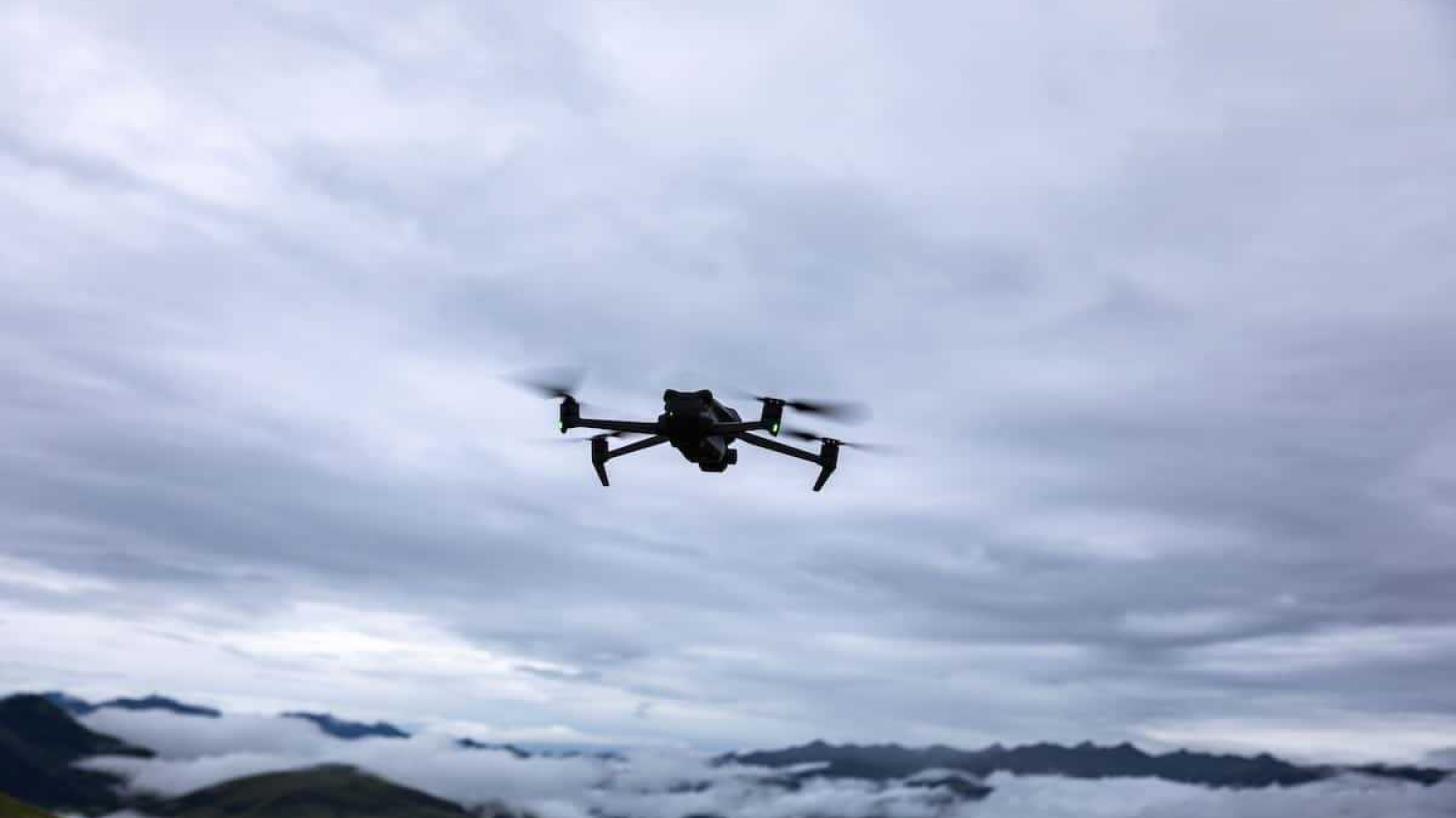 Drones au-dessus de Toulon : la défense anti-drone française mise en échec en pleine manœuvre