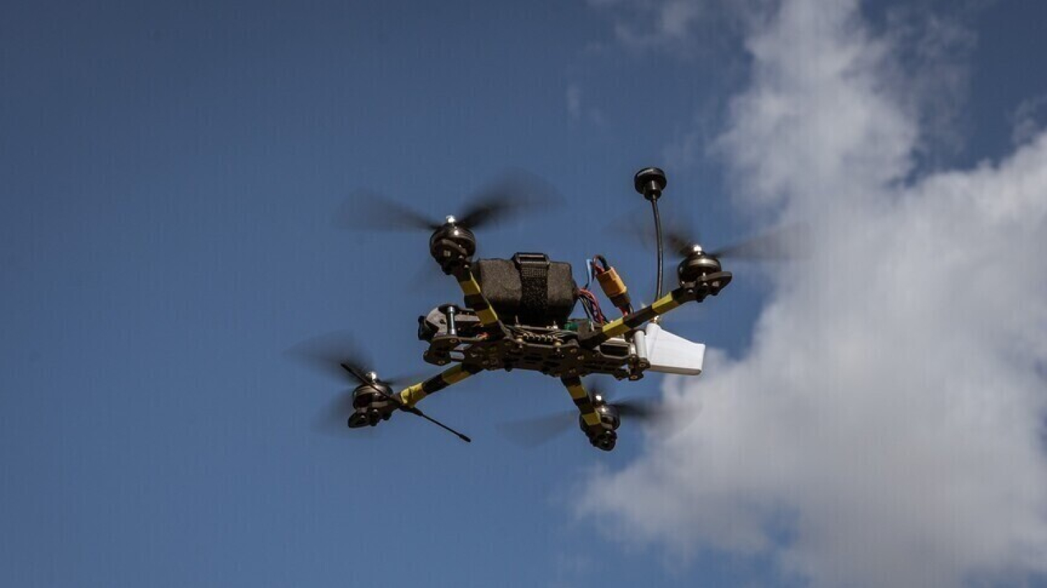 Madagascar : la France annonce la dotation d’une centaine de drones de surveillance et de combattant