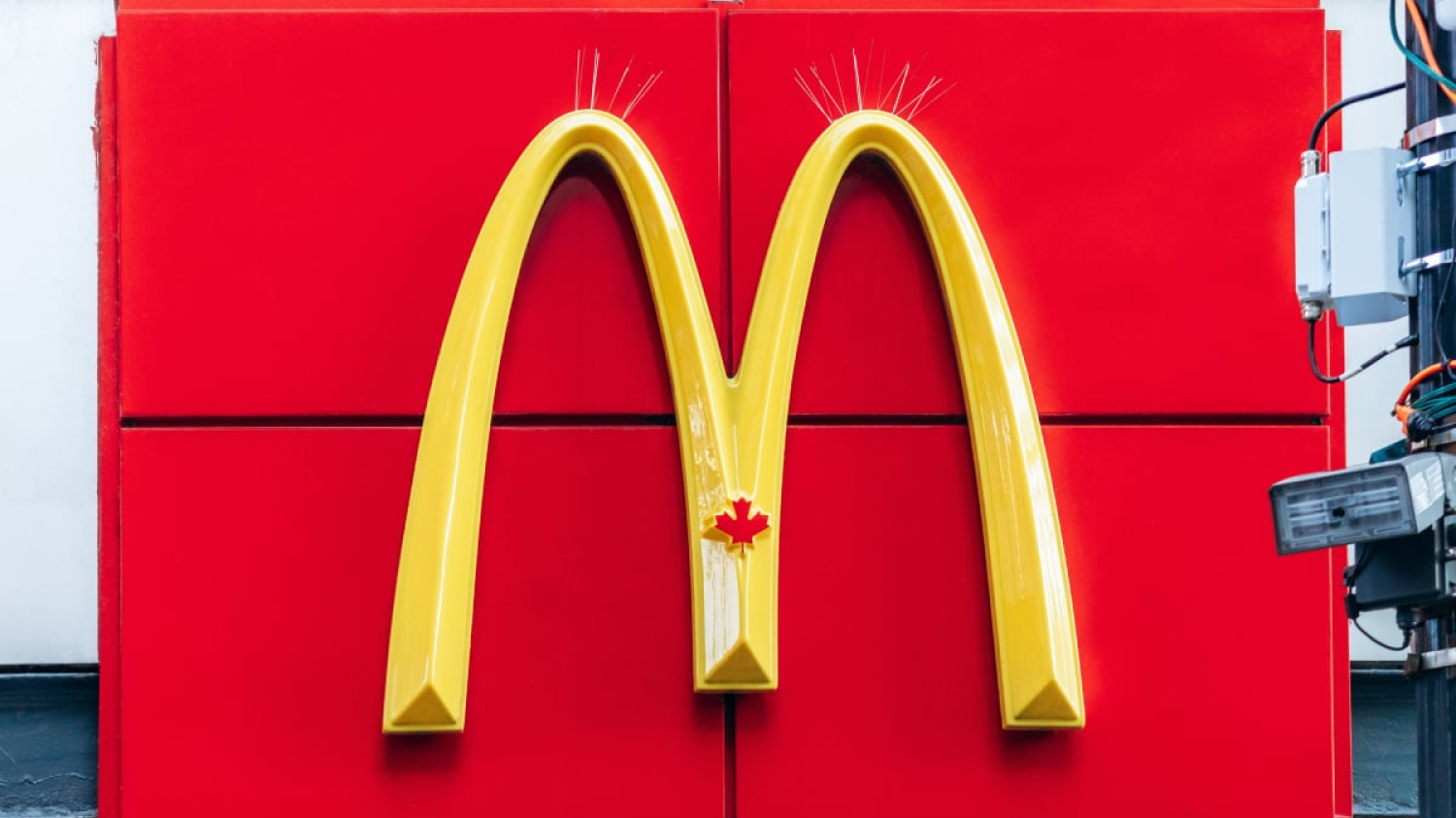 Un détenu au Québec se fait livrer un McDonald's par drone directement à sa fenêtre de prison : du jamais vu !